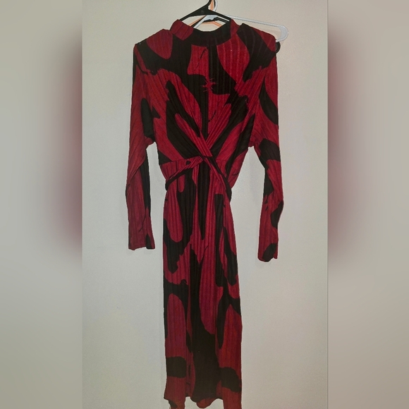EUC - Gorgeous Red and Black Patterned Plus Size Knit Dress - 3X/18 - Picture 2 of 5